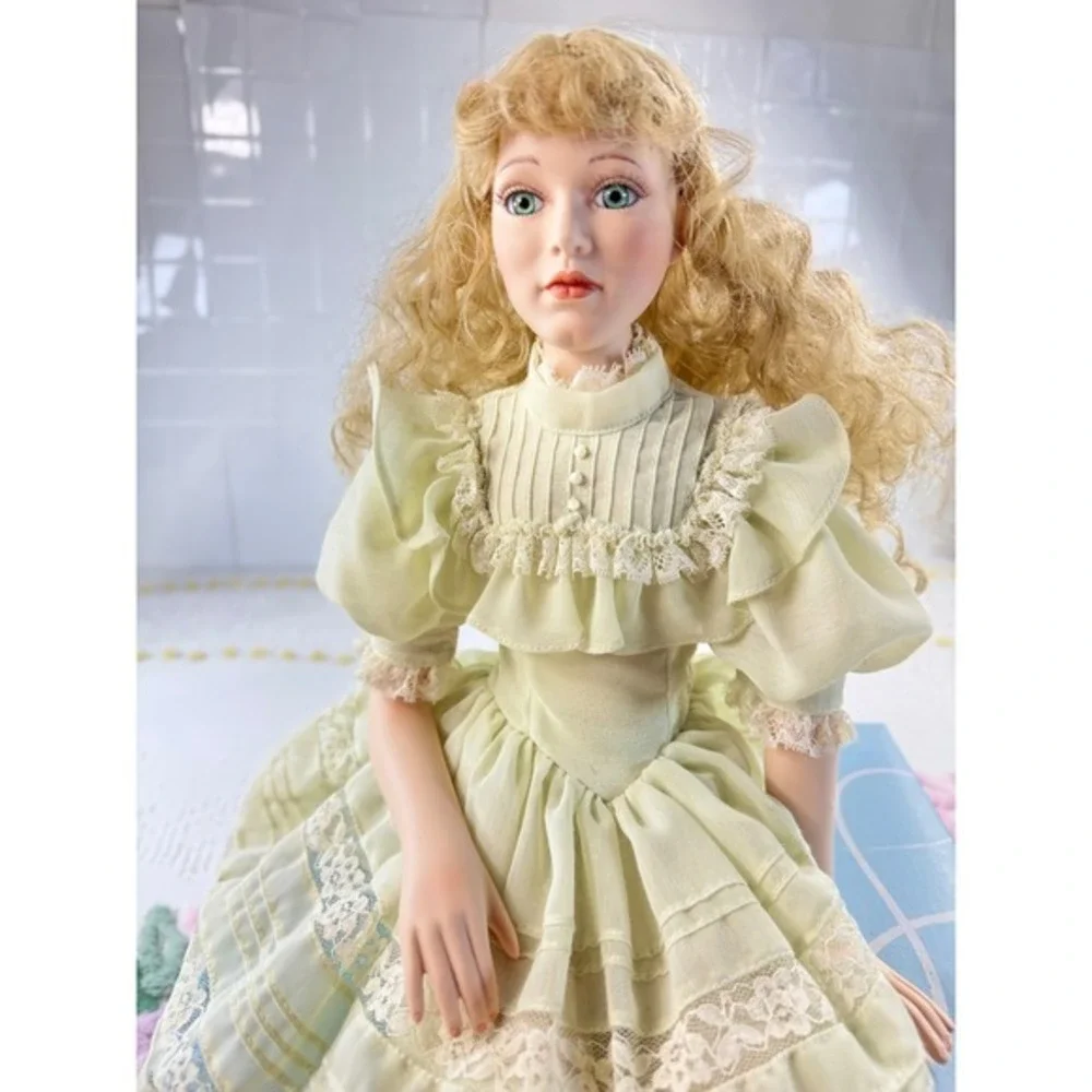 William Tung Sabrina‎ Porcelain Doll Limited Edition 395/1000 Vintage 1993 Green